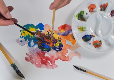 Sanatçının el boya guaj çizim sayfasında uygulama