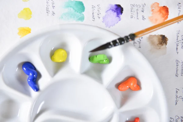 Artist's hand applying paint gouache on the drawing sheet — Stock Photo, Image