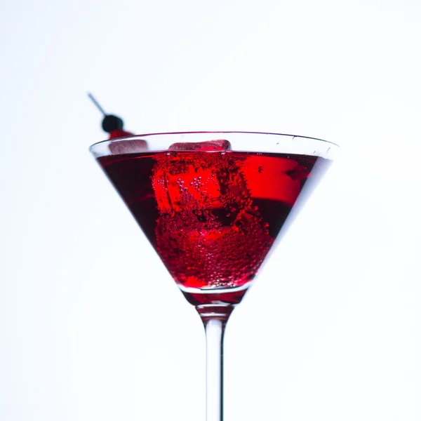 Fuoco che soffia dal bicchiere da martini / primo piano con sfondo bianco — Foto Stock