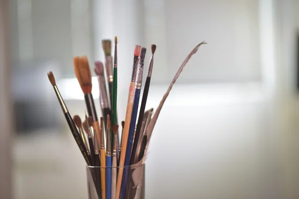 Pincéis de pintura no pote todos os tipos de escovas — Fotografia de Stock