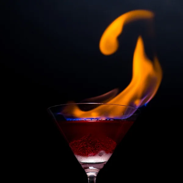 Fuoco che soffia dal vetro Martini / primo piano con sfondo nero — Foto Stock