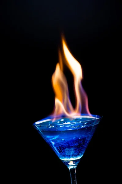 Fuego soplando desde el vidrio de la laguna azul / primer plano con backgr negro —  Fotos de Stock