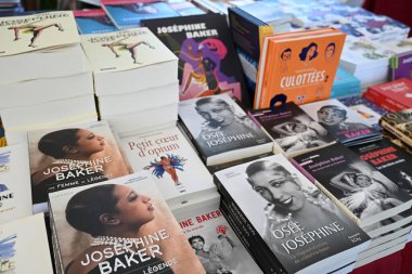 Josephine Baker hakkındaki kitaplar Milandes Şatosu, Dordogne 'daki Librairie' de sergileniyor ve ziyaretçileri efsanevi hayatını ve sanat eserlerine olan katkılarını keşfetmeye davet ediyor..