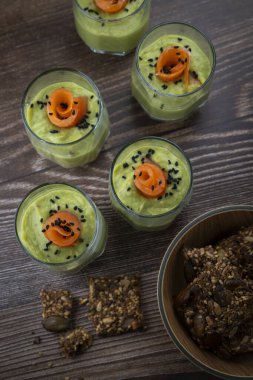 Ev yapımı krakerlerle servis edilen füme somon şat bardakları. Yüksek kalite fotoğraf