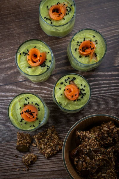 Ev yapımı krakerlerle servis edilen füme somon şat bardakları. Yüksek kalite fotoğraf