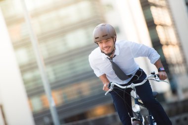 Şehir caddesinde bisiklete binen adam