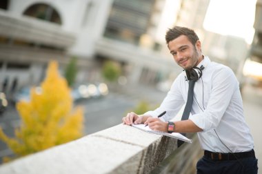 Şehir içinde a defter üzerinde notlar alarak iş adamı