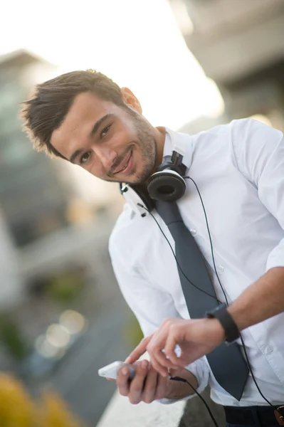 Zakenman met behulp van telefoon buiten in de stad — Stockfoto