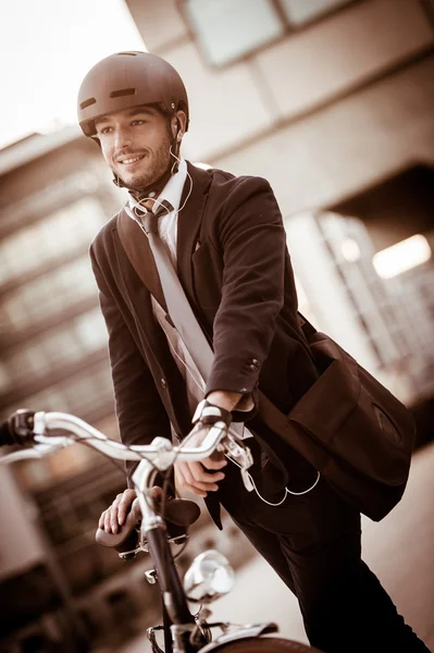 Homem andar de bicicleta na rua da cidade — Fotografia de Stock