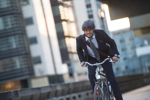 Человек на велосипеде по улице города — стоковое фото