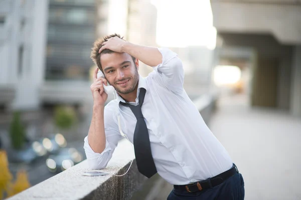 Un homme utilisant un téléphone portable avec un drôle de casque — Photo