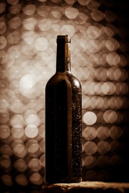 Bir yaşlanma mahzenine şarap şişe.