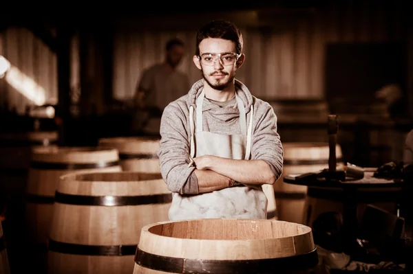 Trabalhador em Barril Fazendo em Bordeaux Wineyard — Fotografia de Stock