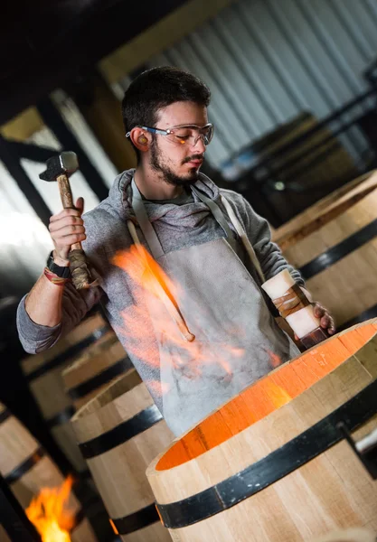 Trabalhador em Barril Fazendo em Bordeaux Wineyard — Fotografia de Stock