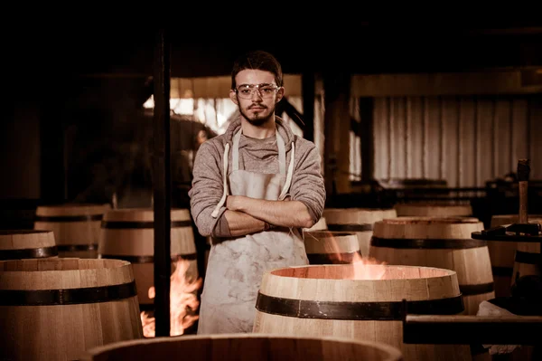 Trabajador en barrica en el viñedo de Burdeos — Foto de Stock