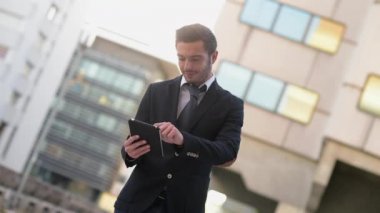 Onun tatilinde bir tablet kullanarak bir işadamı portresi