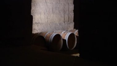 Fıçıların içinde şarap mahzeni Bordeaux üzüm bağı