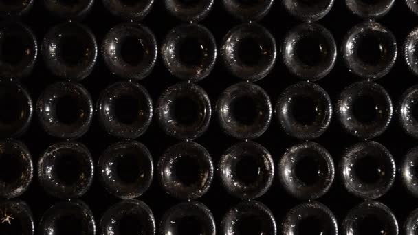 Stos butelek wina-winnic Bordeaux — Wideo stockowe