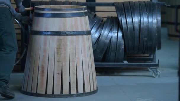 Fabrication de tonneaux de vin-Vignoble Bordeaux — Video