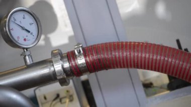 Dedikodu basınç altında bir borudan şarap