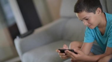 Çocuk ile telefon oturma odasında rahatlatıcı