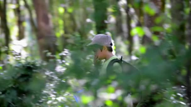 Liten pojke gå ensam i en skog — Stockvideo