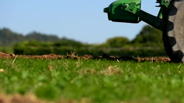 Vue du tracteur labourant sur le terrain / Champagne-Ardennes, France, Europe — Video