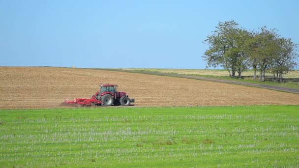 Vista del tractor arando a través del campo / Champagne-Ardenas, Francia, Europa — Vídeo de stock