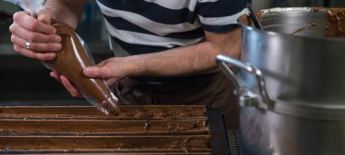 Pasta çikolata Yule günlükleri hazırlama onun atölye