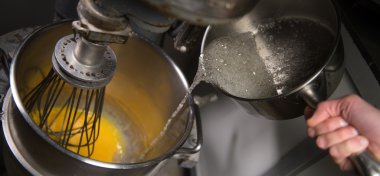 Bir pasta yumurta kırbaçlanan