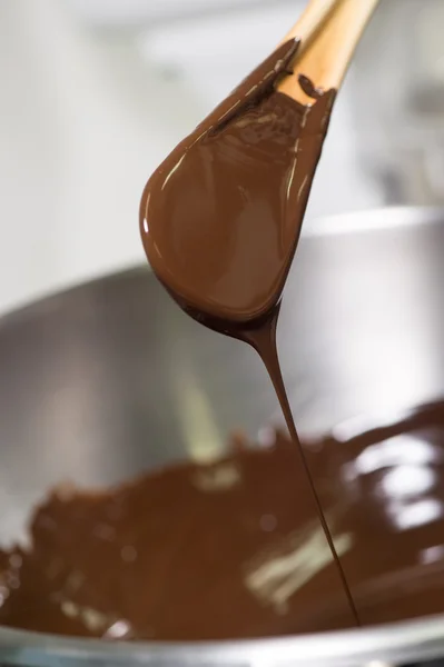 Mezclar pastel de chocolate en una pastelería —  Fotos de Stock
