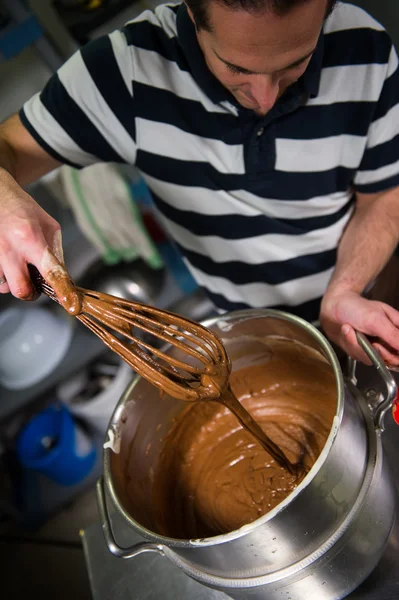 Konditorei in seiner Werkstatt bei der Zubereitung von Schokoriegeln — Stockfoto