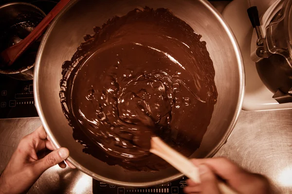 Mischen von Schokoladenkuchen in einem Teig — Stockfoto