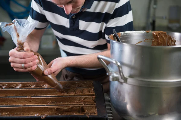 Pastry in his workshop preparing Chocolate Yule logs — Stock Photo, Image
