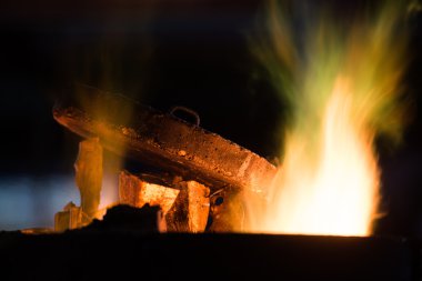 Koruyucu giysi fırın bir Endüstr içinde yan yatan çelik işçisi