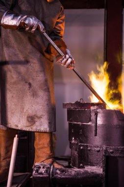 Koruyucu giysi fırın bir Endüstr içinde yan yatan çelik işçisi