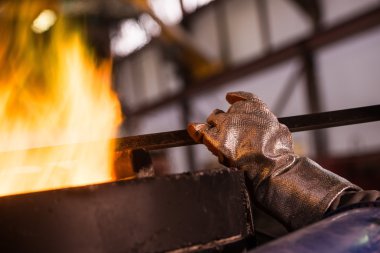 Koruyucu giysi fırın bir Endüstr içinde yan yatan çelik işçisi