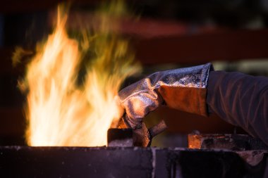 Koruyucu giysi fırın bir Endüstr içinde yan yatan çelik işçisi