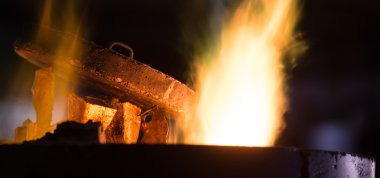 Koruyucu giysi fırın bir Endüstr içinde yan yatan çelik işçisi