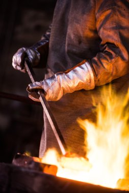 Koruyucu giysi fırın bir Endüstr içinde yan yatan çelik işçisi