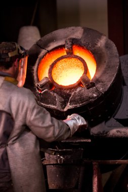 Koruyucu giysi fırın bir Endüstr içinde yan yatan çelik işçisi