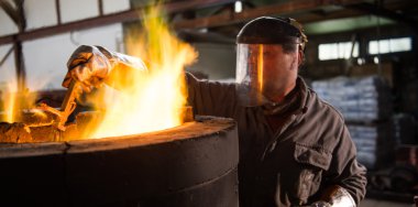 Koruyucu giysi fırın bir Endüstr içinde yan yatan çelik işçisi