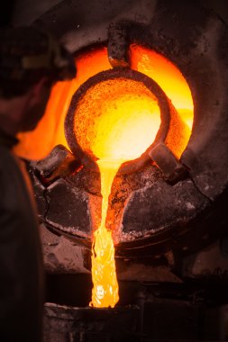 Koruyucu giysi fırın bir Endüstr içinde yan yatan çelik işçisi