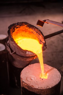 Sıcak metal döküm dökme döküm işçi