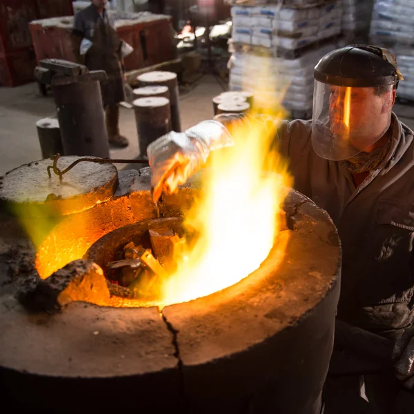 Trabalhador de aço em fornalha de vestuário de proteção em um industr — Fotografia de Stock