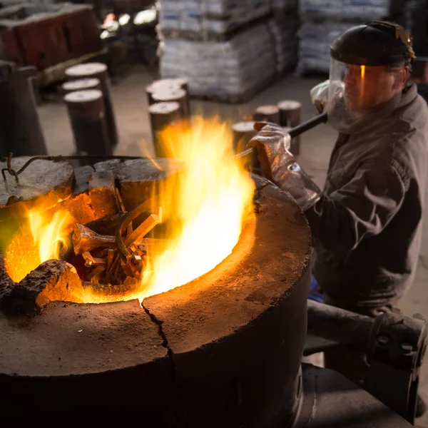 Trabajador de acero en horno de rastrillado de ropa protectora en una industria —  Fotos de Stock