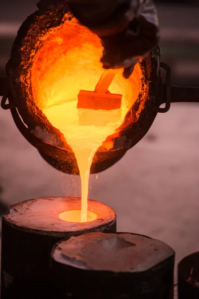 Fundición trabajador vertiendo metal caliente en el molde — Foto de Stock