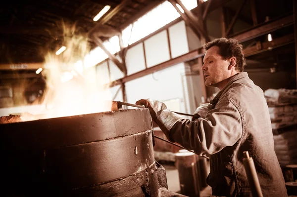 Trabajador de acero en horno de rastrillado de ropa protectora en una industria —  Fotos de Stock