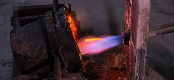 Stahlarbeiter in Schutzkleidung rechen Ofen in einer Industrieanlage — Stockfoto
