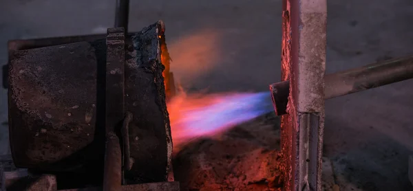 Stahlarbeiter in Schutzkleidung rechen Ofen in einer Industrieanlage — Stockfoto